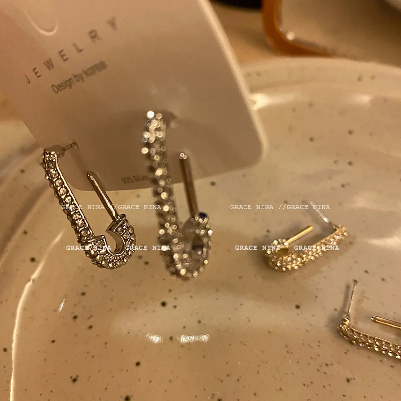 Punk Safety Pin Gold Stud Earrings Rhinestone Glitter Geometric Earrings for Women Men Stylish Studs Earrings Fashion Jewelry
Punk Safety Pin Gold Stud Earrings Rhinestone Glitter Geometric Earrings for Women Men Stylish Studs Earrings Fashion Jewelry