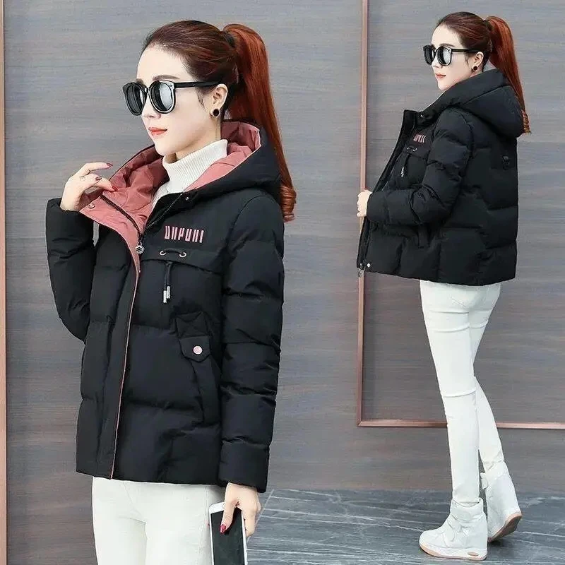 Short Winter Down Jacket Women Hooded Warm Outwear 2023 New Thicken Warm Down Cotton Parka Jacket Woman Casual Loose Cotton Coat
Short Winter Down Jacket Women Hooded Warm Outwear 2023 New Thicken Warm Down Cotton Parka Jacket Woman Casual Loose Cotton Coat