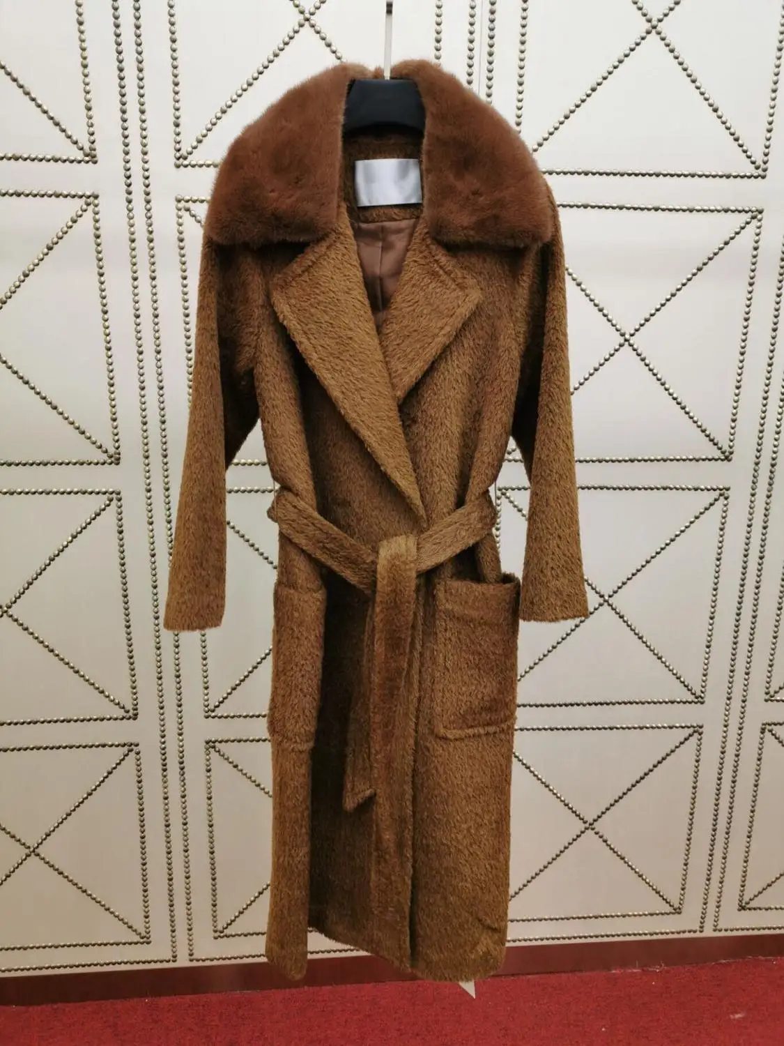 2019 Winter Clothes Women High Quality Mink Fur Collar Alpaca Coat England Style Sashes Brown Long Jacket
2019 Winter Clothes Women High Quality Mink Fur Collar Alpaca Coat England Style Sashes Brown Long Jacket