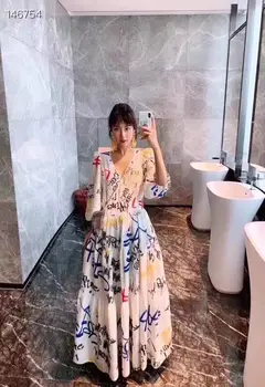 Milan Runway Dresses 2020 Designer High Fashion Popular Top Quality Colorful Women High End V-Neck Graffiti Print Long Bohemian
Milan Runway Dresses 2020 Designer High Fashion Popular Top Quality Colorful Women High End V-Neck Graffiti Print Long Bohemian