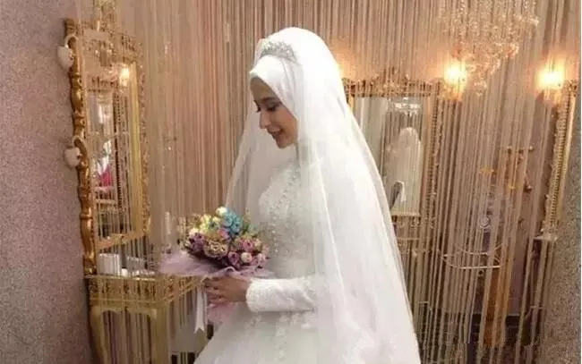 modest-muslim-wedding-dress-2019-turkish-gelinlik-lace-applique-floor-length-islamic-bridal-dresses-high-neck-long-sleeve-wedding-gowns (1)_副本