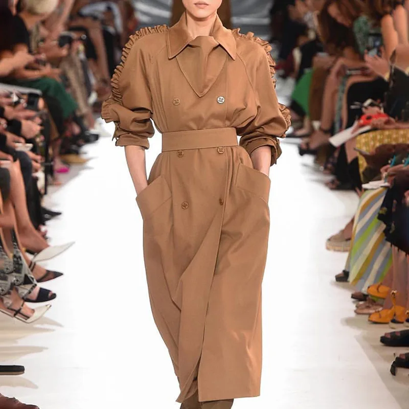 New Walking Show Autumn Type Wooden Ear Edge Stitching Handsome Double row Button Loose Long Windswear Coat Woman
New Walking Show Autumn Type Wooden Ear Edge Stitching Handsome Double row Button Loose Long Windswear Coat Woman