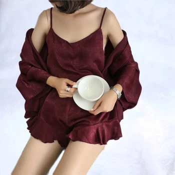 A three-piece 2019 silk pajama suit for women's shorts and suspenders
A three-piece 2019 silk pajama suit for women's shorts and suspenders