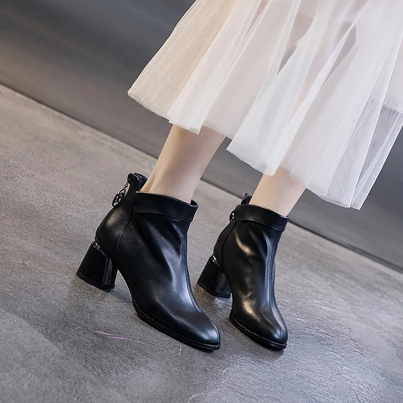 Genuine Leather with Women's Booties Thick with Autumn Winter New of The Round Head Women's Boots British Short Tube Martin Boot
Genuine Leather with Women's Booties Thick with Autumn Winter New of The Round Head Women's Boots British Short Tube Martin Boot