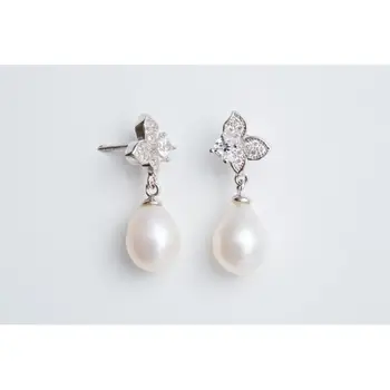 Long earring SILVER, with zirconitas and cultured pearl Sweetwater. Model FORTUNE 
Long earring SILVER, with zirconitas and cultured pearl Sweetwater. Model FORTUNE