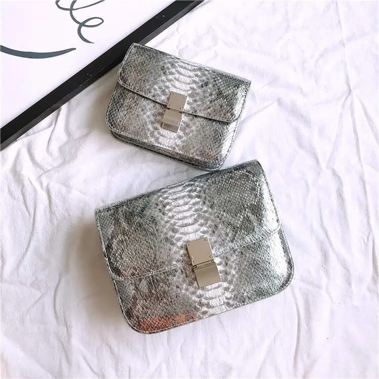 2020 Tofu Serpentine Box Small Square Bag Silver Buckle Sparkling Banquet Baotou Layer Cowhide Single Shoulder
2020 Tofu Serpentine Box Small Square Bag Silver Buckle Sparkling Banquet Baotou Layer Cowhide Single Shoulder