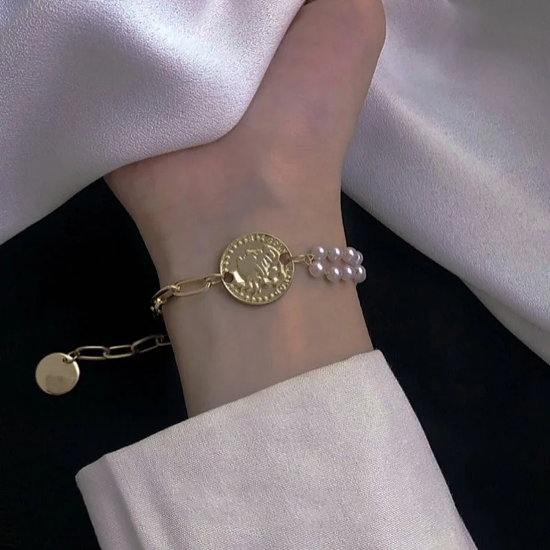 New Fashion Pearl Bracelet Retro Court Temperament Simple Hand String Concatenation Female Geometric Pendant Hand Ornaments
New Fashion Pearl Bracelet Retro Court Temperament Simple Hand String Concatenation Female Geometric Pendant Hand Ornaments