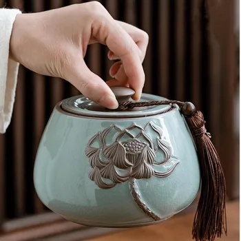 Chinese Ceramic Large Tea Caddy Green Tea Sealed Storage Pot Blue and White Porcelain Decoration Classic Vintage Storage Jar 
Chinese Ceramic Large Tea Caddy Green Tea Sealed Storage Pot Blue and White Porcelain Decoration Classic Vintage Storage Jar