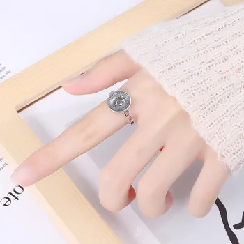 Simple Retro Round Card Queen Portrait Embossed Ring for Women 100% 925 Sterling Silver Index Finger Ring Female Fine Jewelry
Simple Retro Round Card Queen Portrait Embossed Ring for Women 100% 925 Sterling Silver Index Finger Ring Female Fine Jewelry