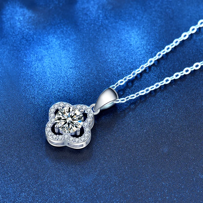 1 Carat Moissanite Pendant Four Leaf Clover Clavicle Necklace Women Fashion 925 Sterling Silver
1 Carat Moissanite Pendant Four Leaf Clover Clavicle Necklace Women Fashion 925 Sterling Silver