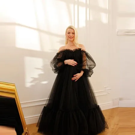Classic Black Tulle Maternity Gowns Puffy Long Sleeves Strapless Ruffles Extra Puffy Photo Shoot Pregnancy Dress
Classic Black Tulle Maternity Gowns Puffy Long Sleeves Strapless Ruffles Extra Puffy Photo Shoot Pregnancy Dress