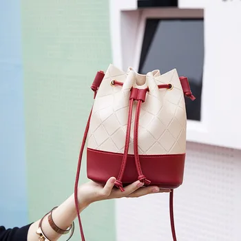 New Ladies Simple Drawstring Contrast Bucket Bag Embossed Plaid Shoulder Bag Ladies Crossbody Bag
New Ladies Simple Drawstring Contrast Bucket Bag Embossed Plaid Shoulder Bag Ladies Crossbody Bag