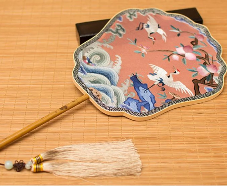 Personalized Fine Hand Embroidery Bamboo Handle Fan Wedding Gift Chinese Natural Silk Hand Fan Costume Dance Show Table Ornament
Personalized Fine Hand Embroidery Bamboo Handle Fan Wedding Gift Chinese Natural Silk Hand Fan Costume Dance Show Table Ornament
