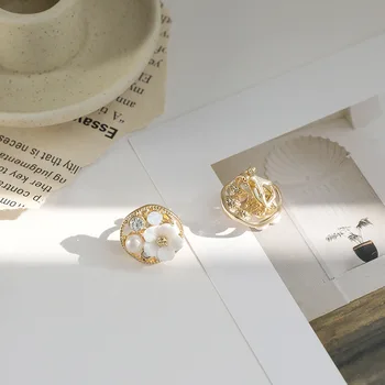 Shell Flower Cool Ear Stud New Style Fashion Hipster Women's Fashion Pearl Earings 
Shell Flower Cool Ear Stud New Style Fashion Hipster Women's Fashion Pearl Earings