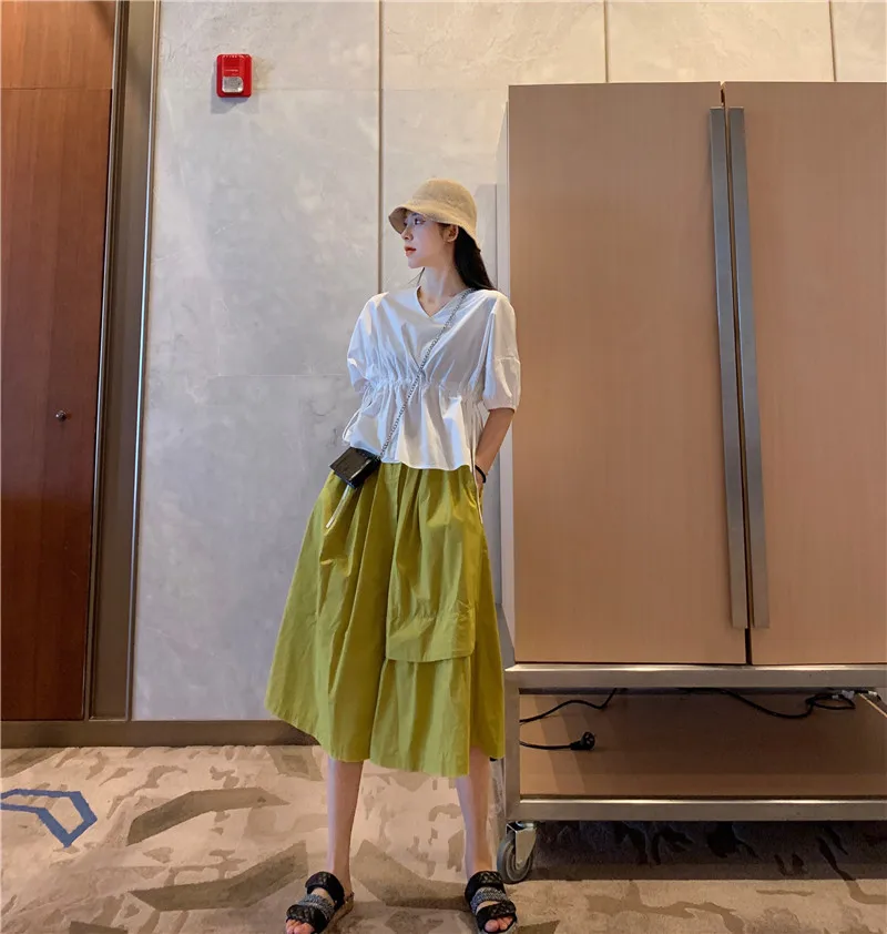 Photo Shoot 2019 Solid Color V-neck Waist Hugging Tops + Retro Green High Waist Skirt
Photo Shoot 2019 Solid Color V-neck Waist Hugging Tops + Retro Green High Waist Skirt