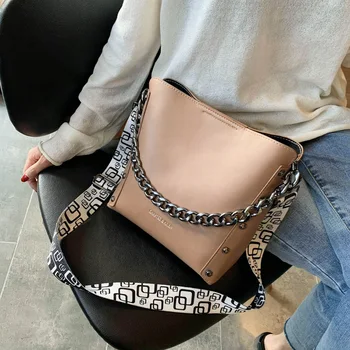 High quality women's bag 2020 new women's chain slant bag fashion wide-shouldered bucket bag
High quality women's bag 2020 new women's chain slant bag fashion wide-shouldered bucket bag