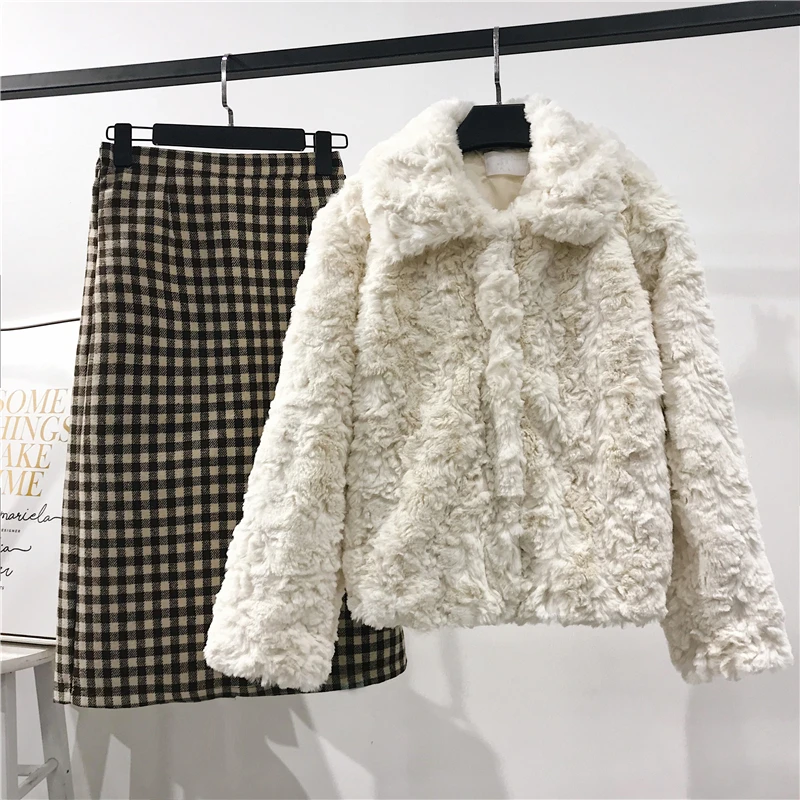 2021 Высококачественное натуральное белое меховое пальто, модное натуральное меховое пальто из овечьей шерсти, элегантная Корейская версия, одежда для девочек, меховое пальто с короткими лацканами
2021 Высококачественное натуральное белое меховое пальто, модное натуральное меховое пальто из овечьей шерсти, элегантная Корейская версия, одежда для девочек, меховое пальто с короткими лацканами