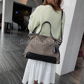Woolen Boston Women Handbag Women's Large Capacity Tote Bag 2020 Winter New Rivet Fashion Tassel Shoulder Crossbody Bag Bolsa
Woolen Boston Women Handbag Women's Large Capacity Tote Bag 2020 Winter New Rivet Fashion Tassel Shoulder Crossbody Bag Bolsa