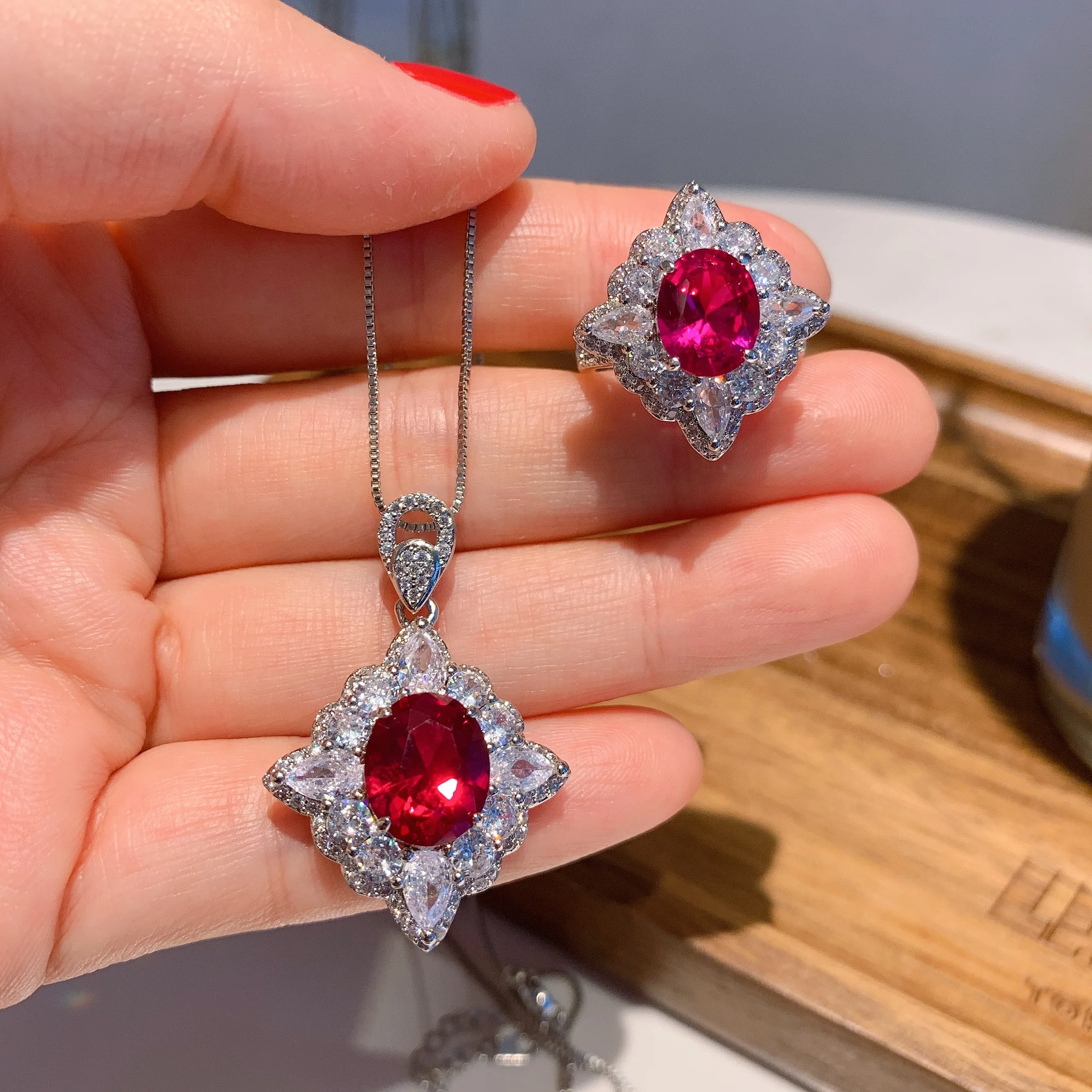 EYIKA Vintage Oval Green Blue Rose Red Created Moissanite Ring Pendant Necklace Female Wedding Party Brazil Fine Jewelry Set
EYIKA Vintage Oval Green Blue Rose Red Created Moissanite Ring Pendant Necklace Female Wedding Party Brazil Fine Jewelry Set