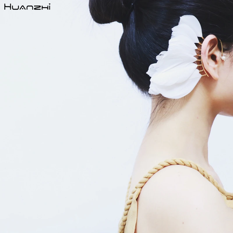 HUANZHI New 2019 Personality Bohemia Feather Pearl Earless Hole Ear Hook Earrings for Women Girls Party Tourism Wedding Jewelry
HUANZHI New 2019 Personality Bohemia Feather Pearl Earless Hole Ear Hook Earrings for Women Girls Party Tourism Wedding Jewelry