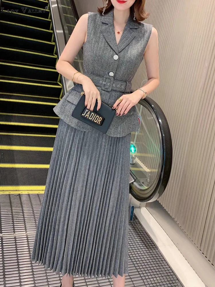 Suit collar straps waist waistcoat dress ladies spring and autumn pleated temperament fake two-piece suit wild fashion
Suit collar straps waist waistcoat dress ladies spring and autumn pleated temperament fake two-piece suit wild fashion