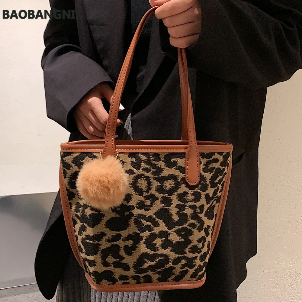 Leopard Small Composite Bag for Women New Fashion Plush Pendant Shoulder Bag Designer Ladies Winter Handbag
Leopard Small Composite Bag for Women New Fashion Plush Pendant Shoulder Bag Designer Ladies Winter Handbag