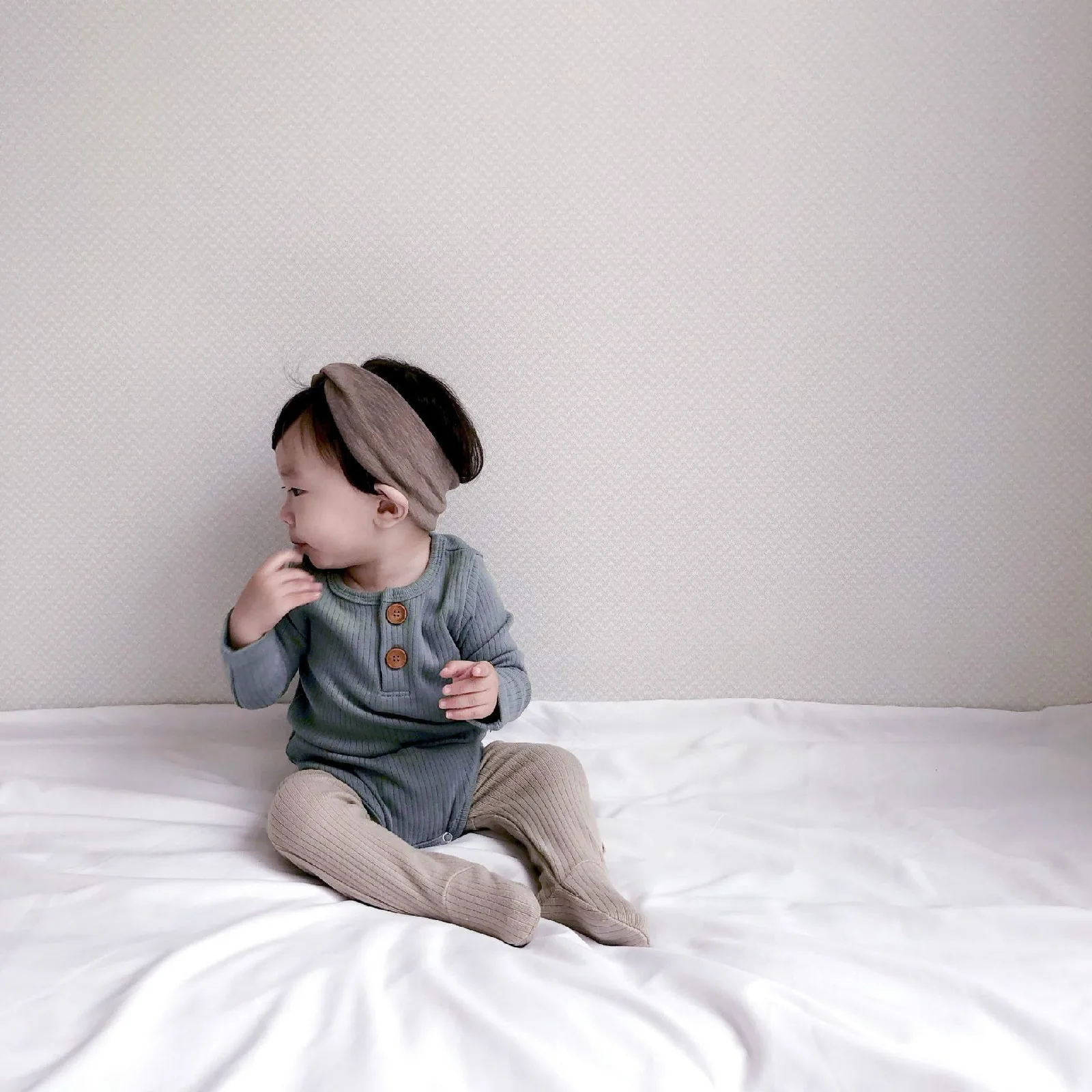 Spring Autumn two buttons longs sleeve solid color rompers 2020 baby boys girls cotton outwear kids clothes
Spring Autumn two buttons longs sleeve solid color rompers 2020 baby boys girls cotton outwear kids clothes