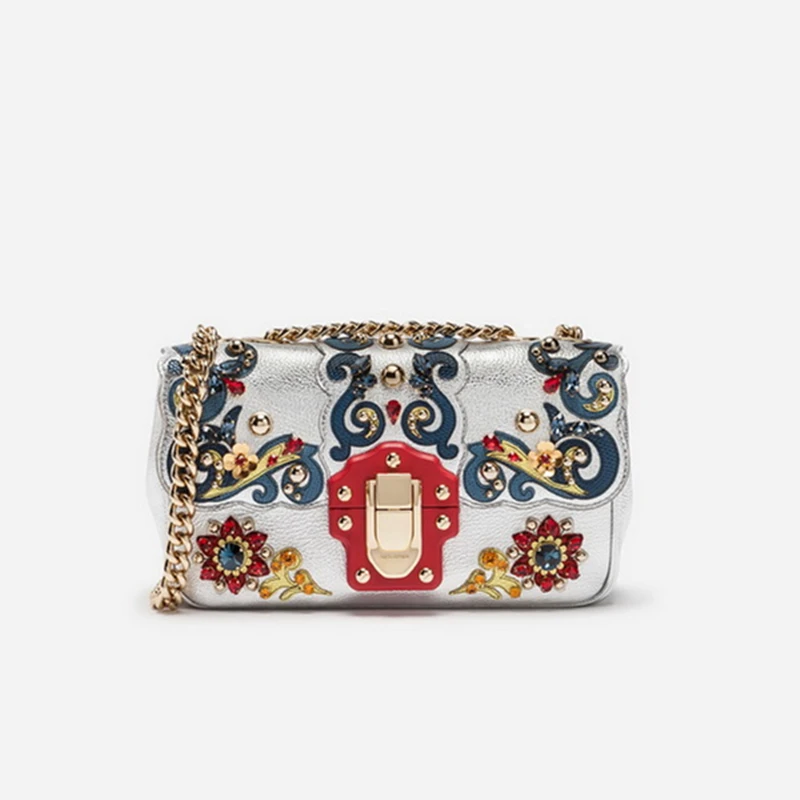 Glamorous Gold Chain Strap Silver Glossy Genuine Leather Handbags Fancy Diamond Rivet Pearl Shoulder Messenger Bag Louis Handbag
Glamorous Gold Chain Strap Silver Glossy Genuine Leather Handbags Fancy Diamond Rivet Pearl Shoulder Messenger Bag Louis Handbag