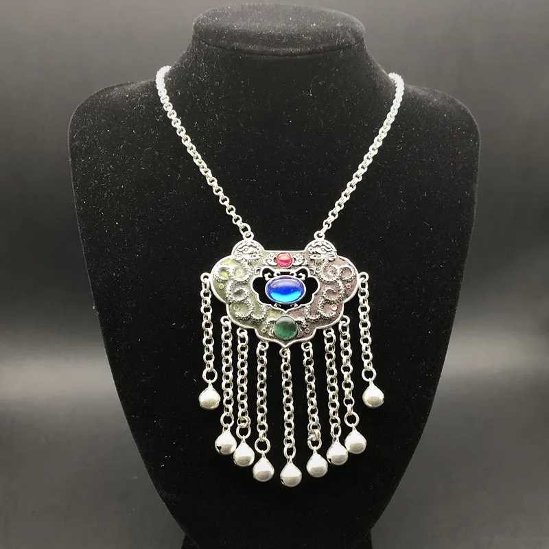 charming Silversmith folk handmade Miao silver retro bell tassel double dragon pressed placket Pendant
charming Silversmith folk handmade Miao silver retro bell tassel double dragon pressed placket Pendant