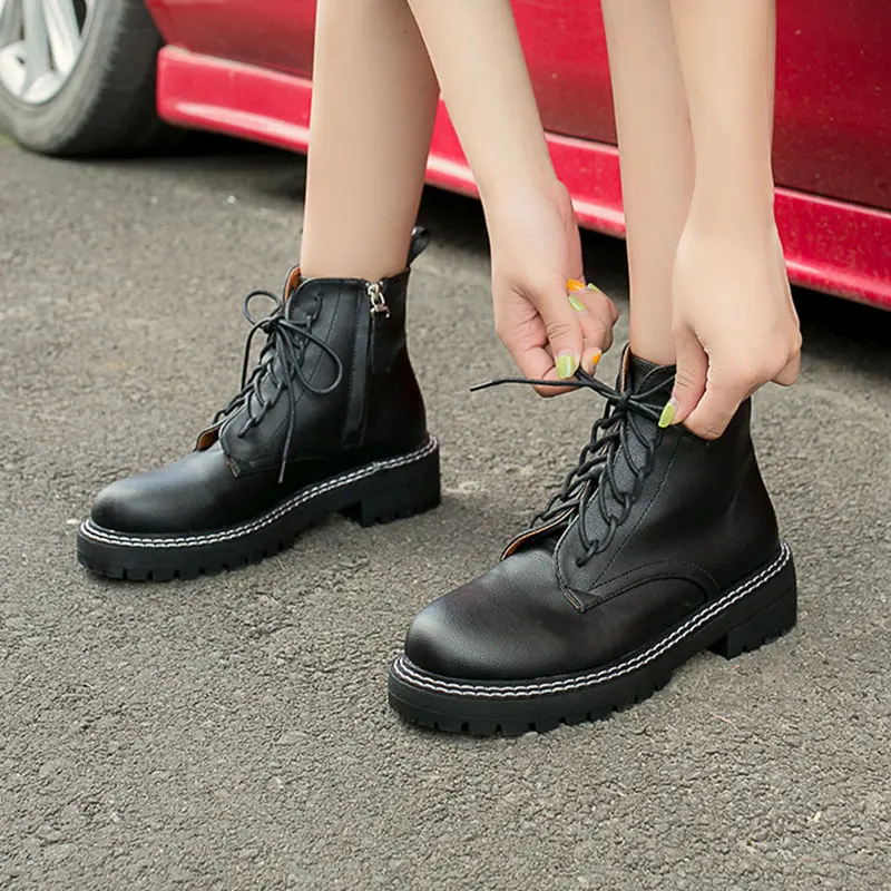 CYOSO Ankle Boots Women Classic Matin Boots Woman Fashion Flats 2019 Autumn Winter Lace Up High Top Casual Shoes Female 
CYOSO Ankle Boots Women Classic Matin Boots Woman Fashion Flats 2019 Autumn Winter Lace Up High Top Casual Shoes Female