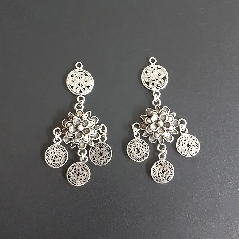 charming Hand made Miao silver pure hand carved Miao silver drawing Earrings accessories
charming Hand made Miao silver pure hand carved Miao silver drawing Earrings accessories