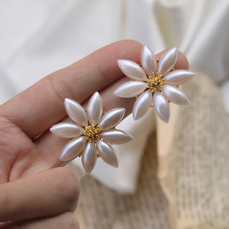 2020 Korean Elegant Simulated Pearl Flower Stud Earrings For Women Classic White Floral Fashion Stud Statement Brides Jewelry 
2020 Korean Elegant Simulated Pearl Flower Stud Earrings For Women Classic White Floral Fashion Stud Statement Brides Jewelry