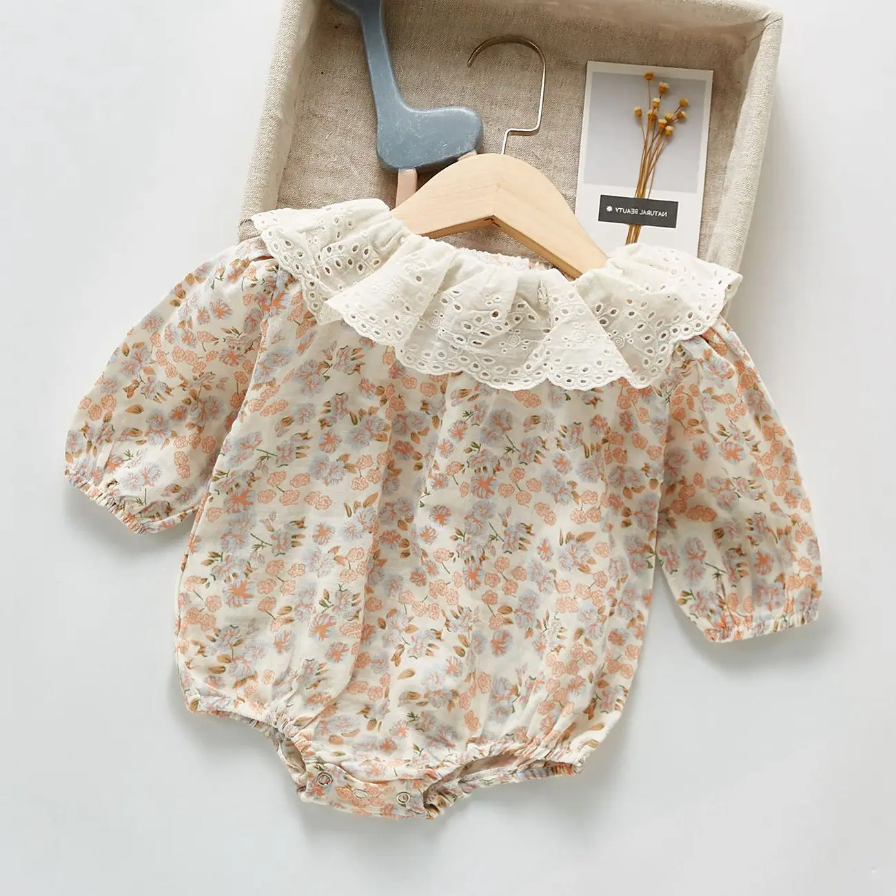 Демисезонная одежда для малышей, комбинезон принцессы для новорожденных, девочек с цветочным рисунком, кружевной комбинезон с воротником в виде листьев лотоса, наряд
Демисезонная одежда для малышей, комбинезон принцессы для новорожденных, девочек с цветочным рисунком, кружевной комбинезон с воротником в виде листьев лотоса, наряд