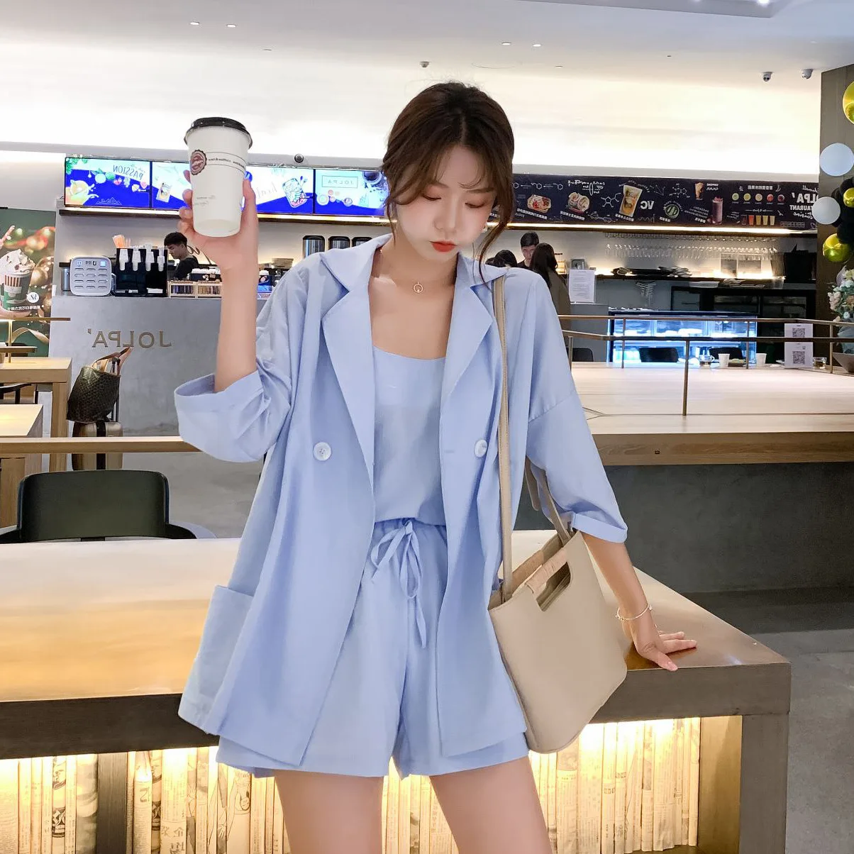 Photo Shoot CHIC Royal Sister Set Elegant Women's Summer Thin Small Suit Waist Hugging Lace-up Loose Pants Vest Three-piece Set
Photo Shoot CHIC Royal Sister Set Elegant Women's Summer Thin Small Suit Waist Hugging Lace-up Loose Pants Vest Three-piece Set
