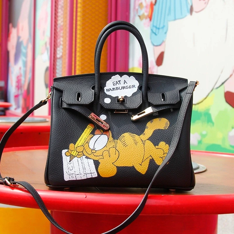 Graffiti Handbags Genuine Leather Women 35CM Black Travel Bags Totally Made By Hand Custom Cartoon cat Lady Art Design Gifts
Graffiti Handbags Genuine Leather Women 35CM Black Travel Bags Totally Made By Hand Custom Cartoon cat Lady Art Design Gifts