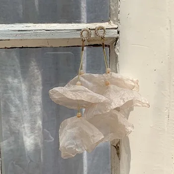 2020 designer silk flower earrings irregular handmade 925 long silver needle earrings white romantic temperament
2020 designer silk flower earrings irregular handmade 925 long silver needle earrings white romantic temperament