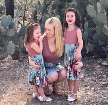 Mother and Daughter Dresses Family Look Mommy and Me Clothes Summer Floral Patchwork Mom Baby Girls Dress
Mother and Daughter Dresses Family Look Mommy and Me Clothes Summer Floral Patchwork Mom Baby Girls Dress