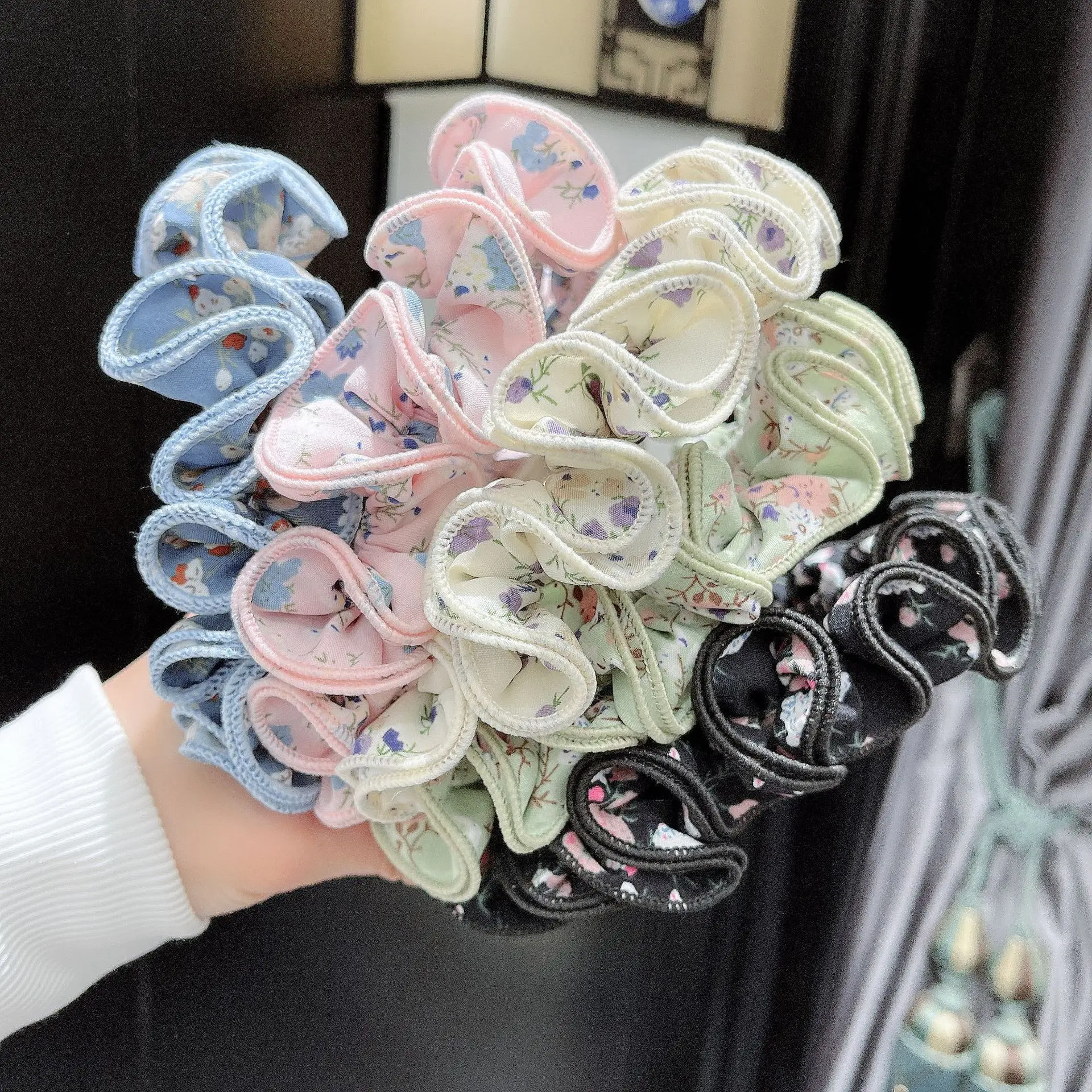 Women's new Hairband Broken flower wrinkles lace Large intestine hair band New fashion hair accessories in Europe and America
Women's new Hairband Broken flower wrinkles lace Large intestine hair band New fashion hair accessories in Europe and America