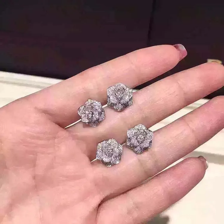 AAA Zircon Solid 925 Sterling Silver Rose Camellia Flower Stud Earring Women Wedding Party Classical Flower Cuff Earring Jewelry
AAA Zircon Solid 925 Sterling Silver Rose Camellia Flower Stud Earring Women Wedding Party Classical Flower Cuff Earring Jewelry