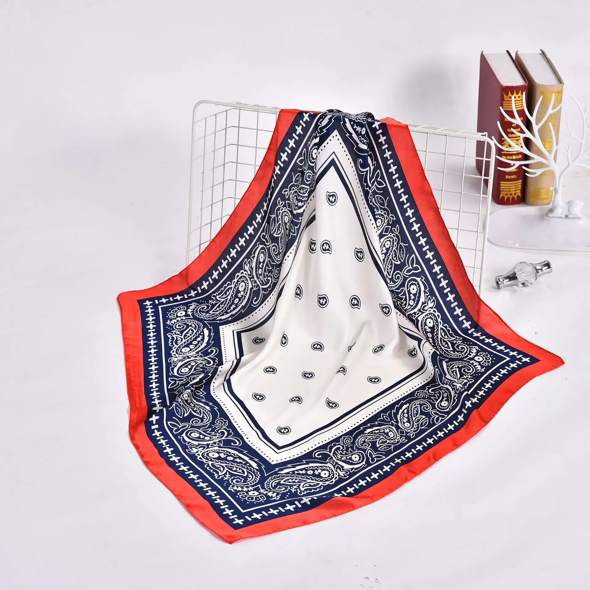 Printed Scarves Imitation Silk Cashew Flower Decoration Square Small Silk Scarf Female Professional Head Neck Neckerchief 70cm
Printed Scarves Imitation Silk Cashew Flower Decoration Square Small Silk Scarf Female Professional Head Neck Neckerchief 70cm