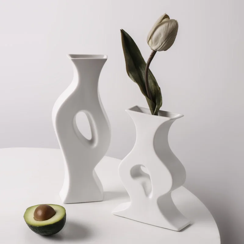 Изогнутая декоративная ваза, настольные керамические украшения, специальная форма, организация цветов, устройство, белая ваза, художественная абстракция
Изогнутая декоративная ваза, настольные керамические украшения, специальная форма, организация цветов, устройство, белая ваза, художественная абстракция