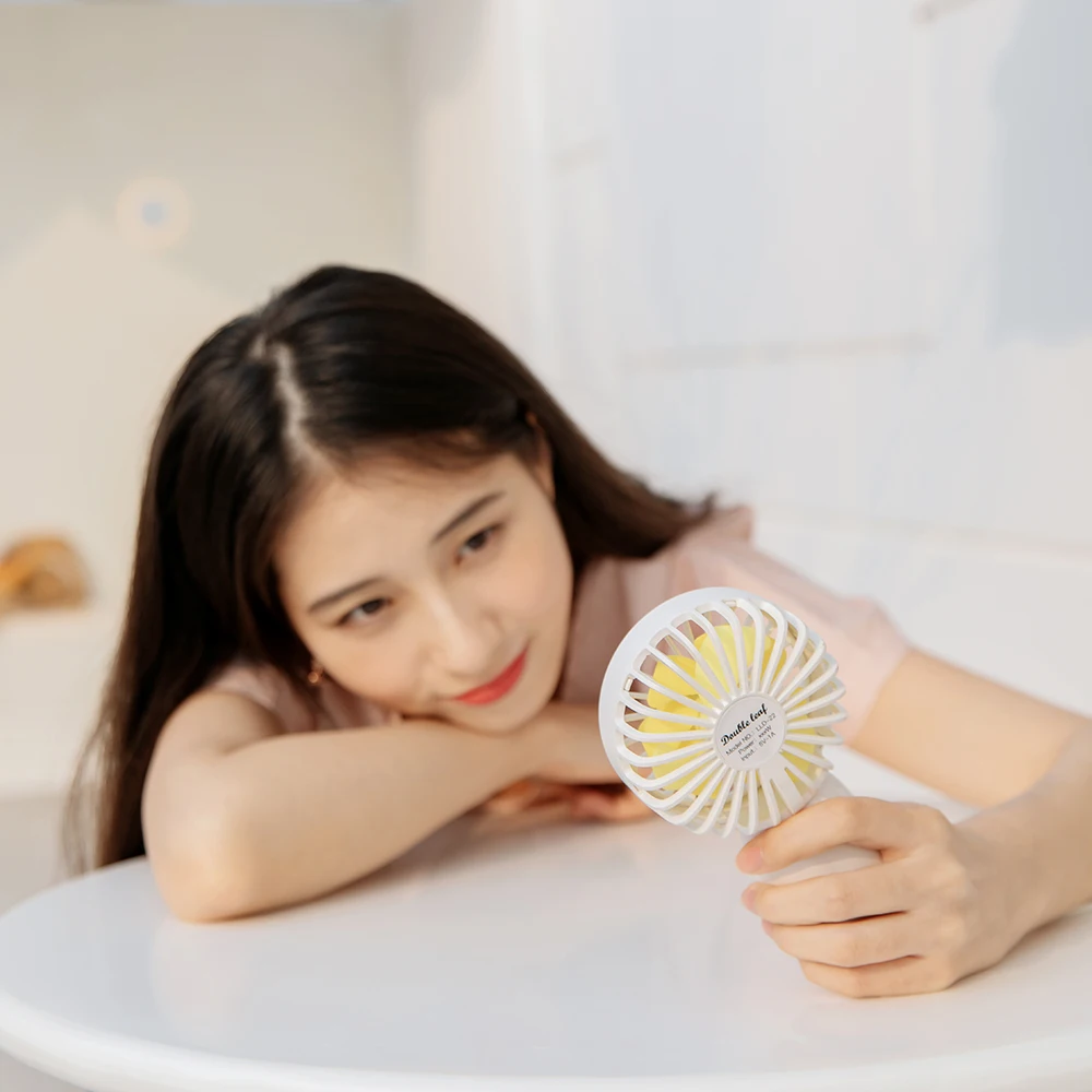 2020 new Handheld Fans 4 Blades USB Charging Five-speed Adjustment Large Wind Small Electric Mini Fans
2020 new Handheld Fans 4 Blades USB Charging Five-speed Adjustment Large Wind Small Electric Mini Fans