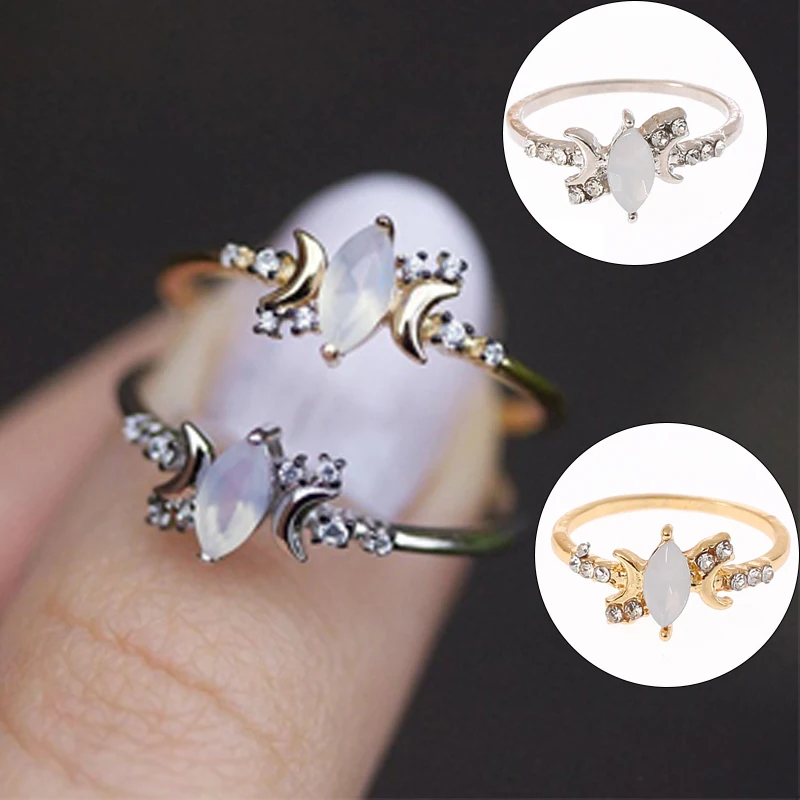 Женское кольцо с опалом классическое серебристое из золотого сплава белым
