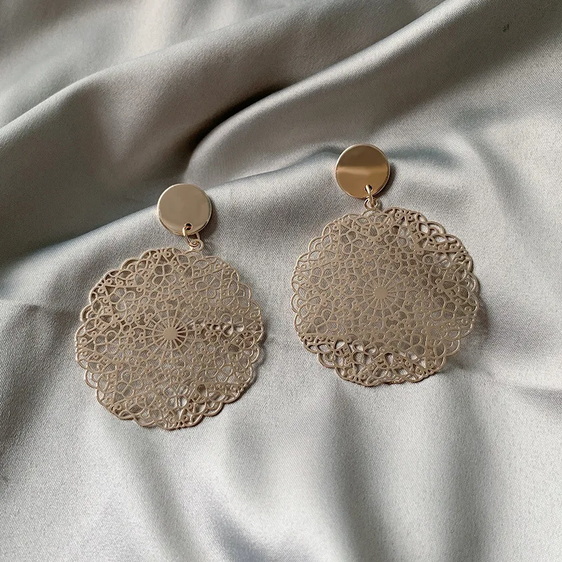 Exaggerated big round earrings female simple Korean temperament Hollow Flower personality 925 sterling silver needle Earring
Exaggerated big round earrings female simple Korean temperament Hollow Flower personality 925 sterling silver needle Earring