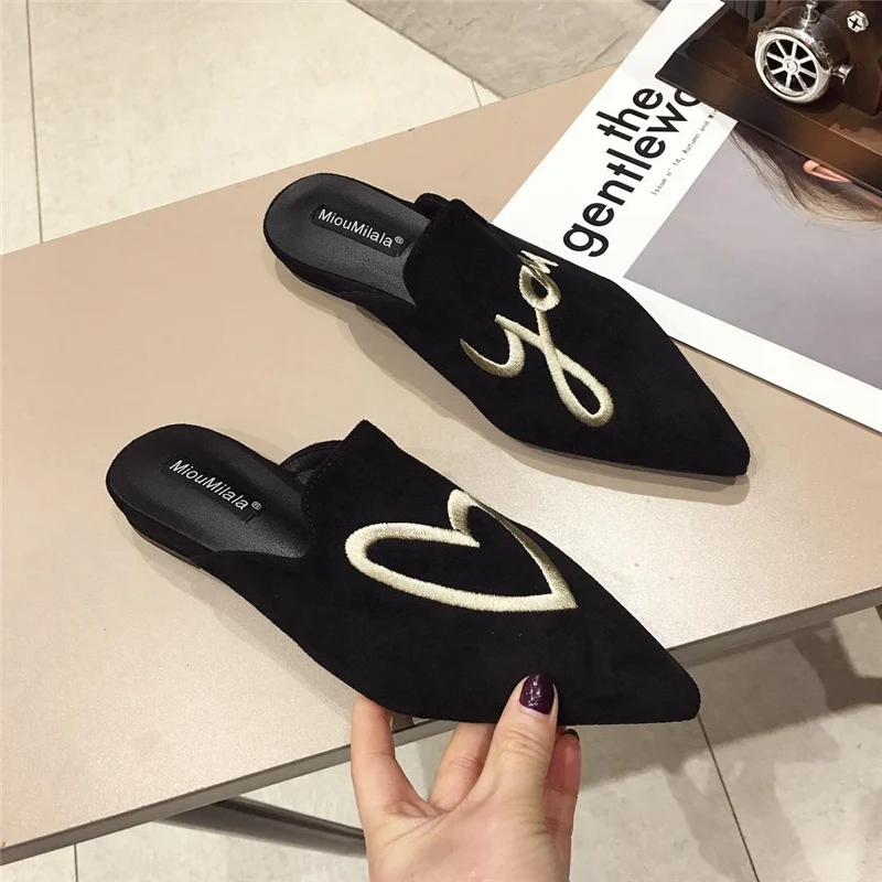 Luxury Brand Fashion Women Suede Flat Slides Mules Designer Woman Flock Closed Pointed Toe Embroider Slippers Party Shoes Female
Luxury Brand Fashion Women Suede Flat Slides Mules Designer Woman Flock Closed Pointed Toe Embroider Slippers Party Shoes Female