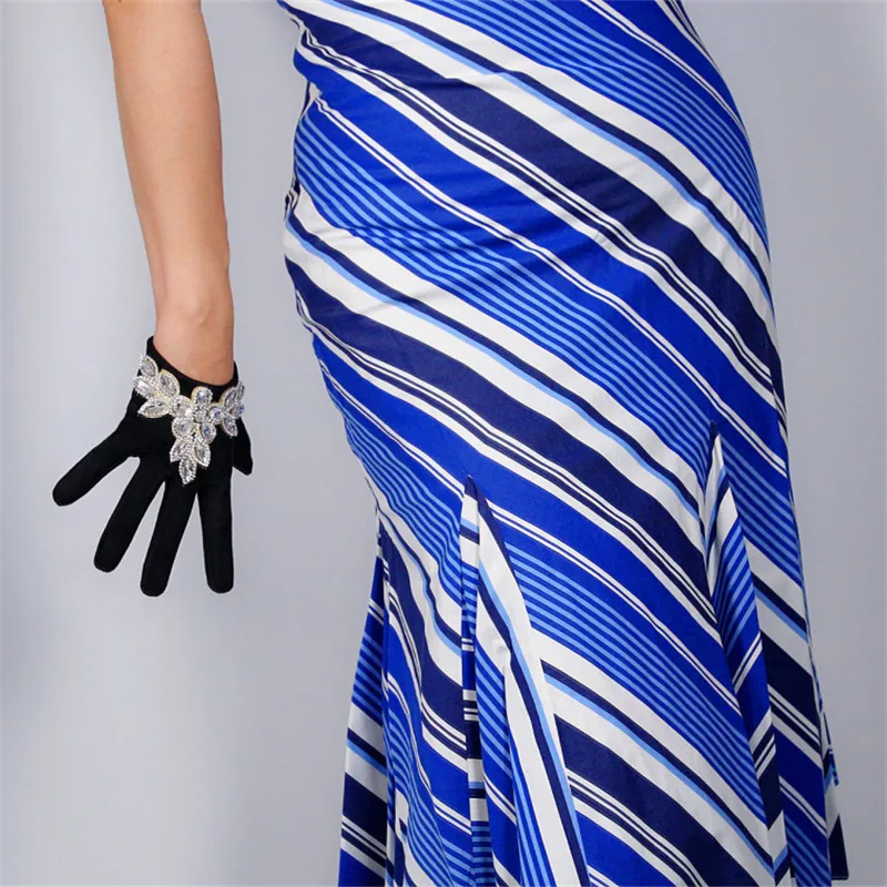 16cm Suede Gloves Inlaid Rhinestone Ultra Short A Class Rhinestone Glass Flower Shape Emulation Leather Scrub Matte Black WJP24
16cm Suede Gloves Inlaid Rhinestone Ultra Short A Class Rhinestone Glass Flower Shape Emulation Leather Scrub Matte Black WJP24