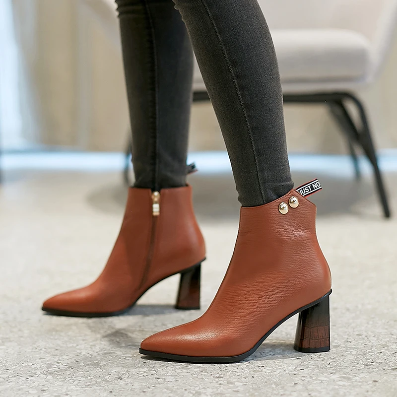 Ankle boots 2019 autumn and winter new boots women's boots Brand Genuine Leather Metal ring ox-tendon High Heels Chelsea Shoes
Ankle boots 2019 autumn and winter new boots women's boots Brand Genuine Leather Metal ring ox-tendon High Heels Chelsea Shoes