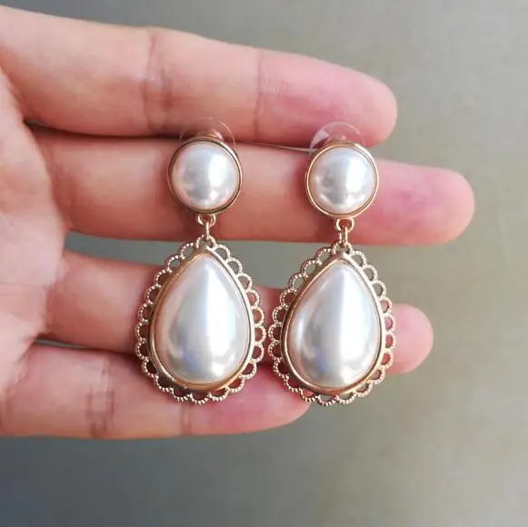 Timeless Wonder Faux Pearl Lace Wrapped Raindrop Stud Statement Earrings Party Gown Top Unique Jewelry Retro Gothic Wedding 5344
Timeless Wonder Faux Pearl Lace Wrapped Raindrop Stud Statement Earrings Party Gown Top Unique Jewelry Retro Gothic Wedding 5344