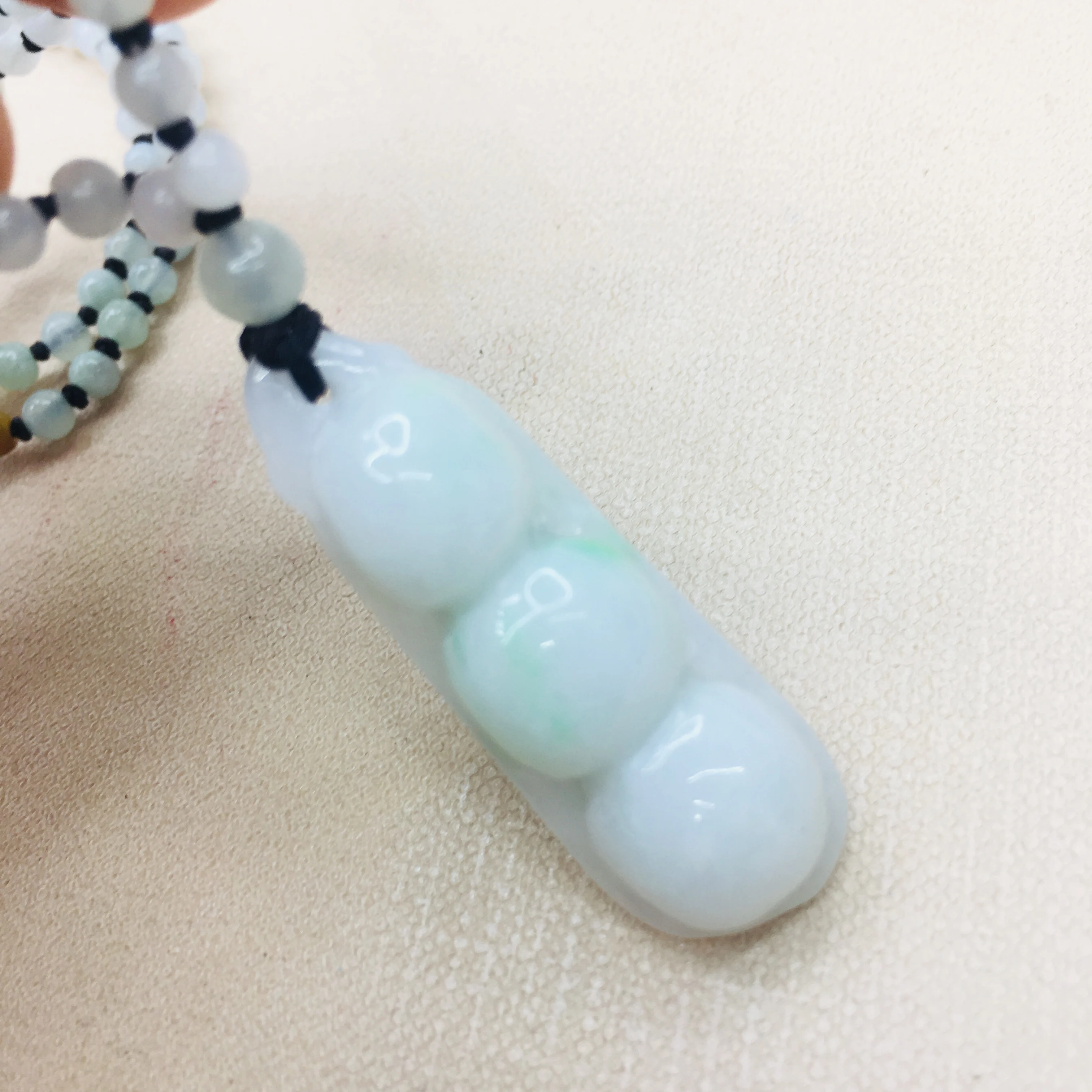 Pure natural Emerald jade hand carved light green peas pendant three-color jade bead necklace men and women sweater chain
Pure natural Emerald jade hand carved light green peas pendant three-color jade bead necklace men and women sweater chain