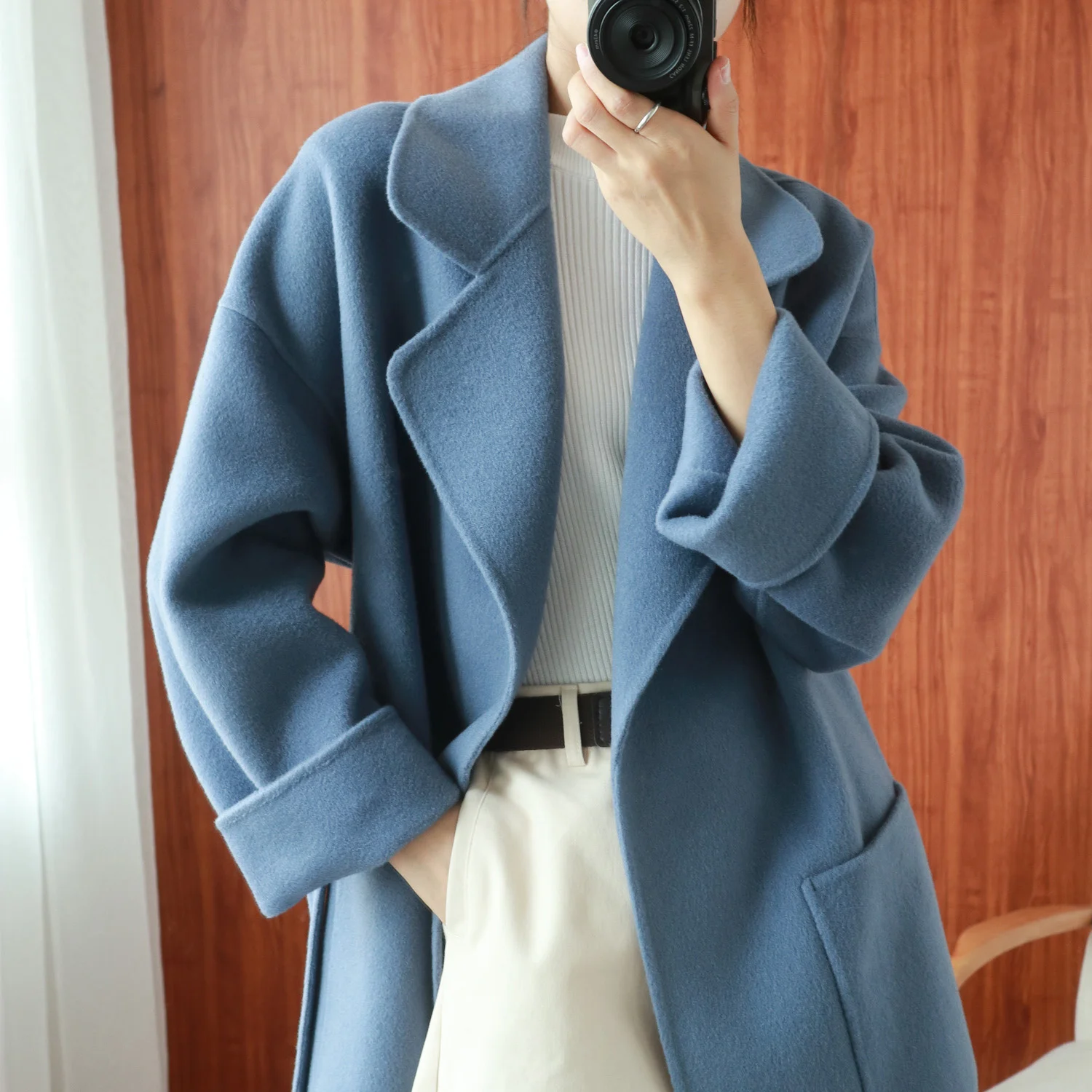 Hepburn style woolen coat women's mid-length autumn and winter high-end cashmere double-sided velvet loose coat
Hepburn style woolen coat women's mid-length autumn and winter high-end cashmere double-sided velvet loose coat